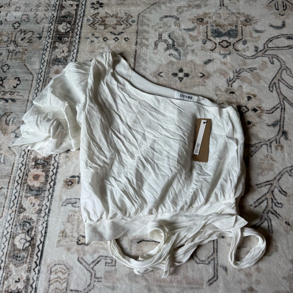 DO+BE White Women's Top